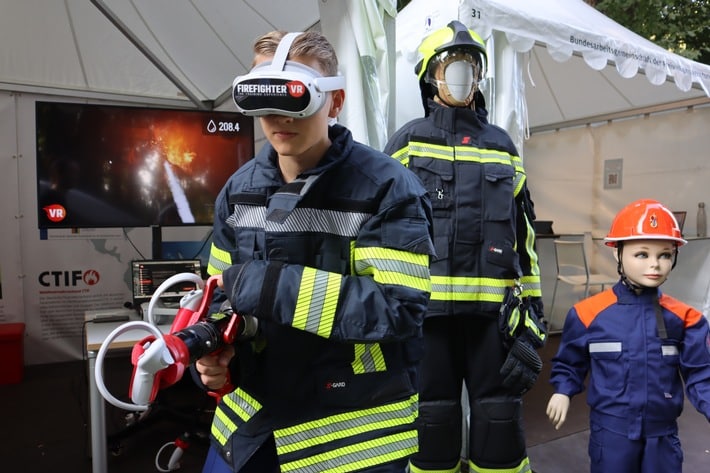 „Vorbilder und Mutmacher“: Bundespräsident lobt Feuerwehrangehörige / Großes Interesse an DFV-Stand beim Bürgerfest im Park von Schloss Bellevue