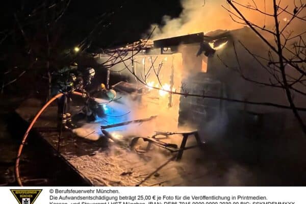 FW-M: Mehrere Gartenhütten in Vollbrand (Nymphenburg)