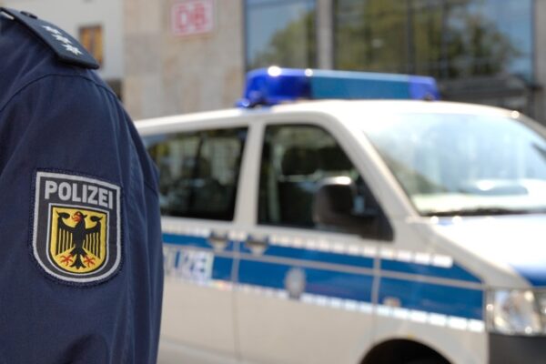 Bundespolizeidirektion München: Finne oder Kasache? Polizeicomputer offenbart wahre Identität / Rosenheimer Bundespolizei fasst langjährig Gesuchten