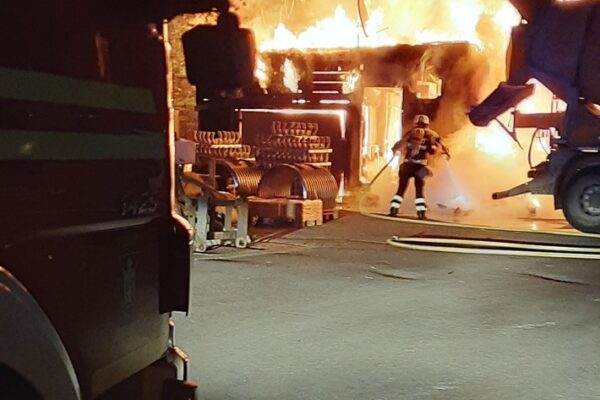 FW-M: Mehrere Baucontainer in Flammen (Lerchenau)